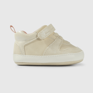Zapatilla dorada para niña, estilo y comodidad
