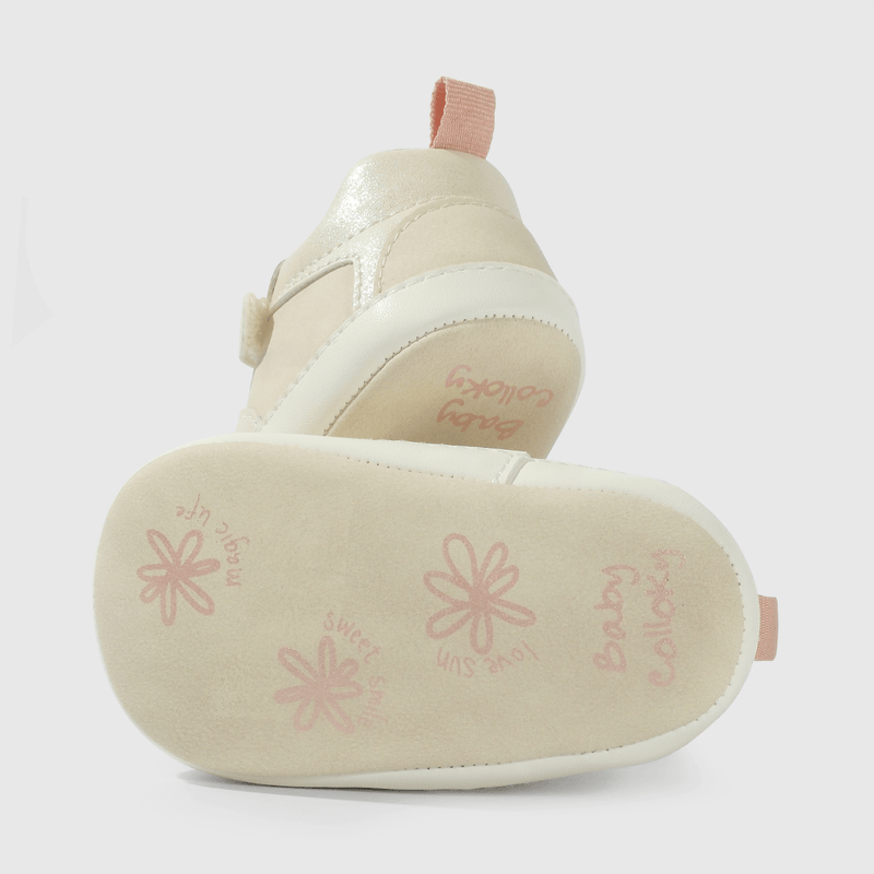Zapatilla dorada para niña, estilo y comodidad
