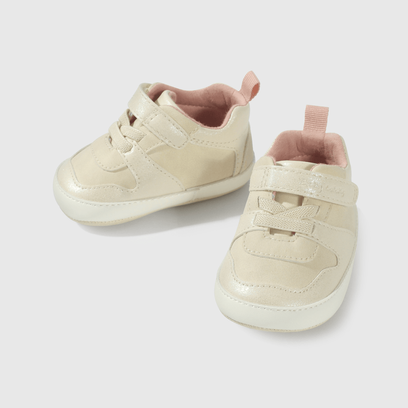 Zapatilla dorada para niña, estilo y comodidad