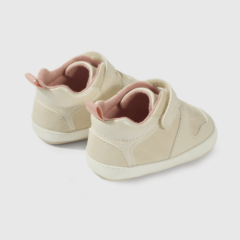 Zapatilla dorada para niña, estilo y comodidad