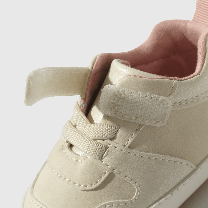 Zapatilla dorada para niña, estilo y comodidad