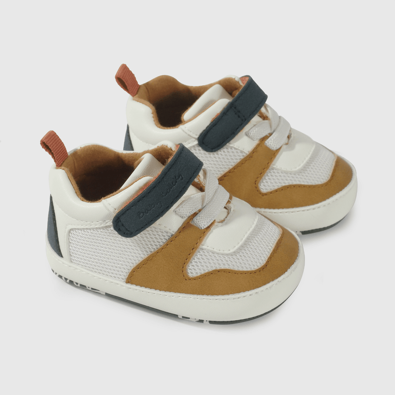 Zapatilla bebé blanca y marrón, estilo y comodidad