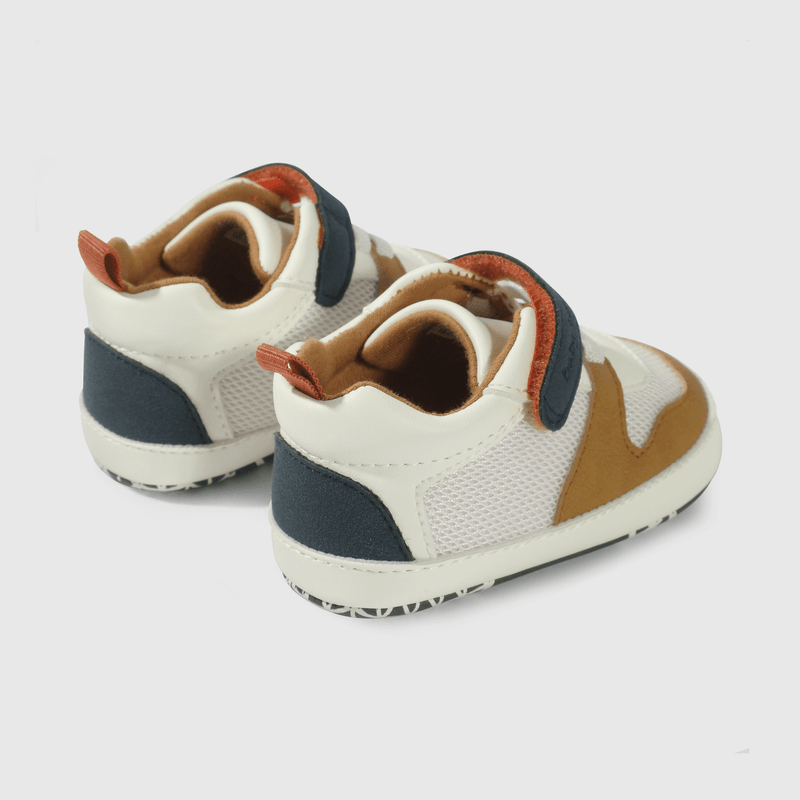 Zapatilla bebé blanca y marrón, estilo y comodidad
