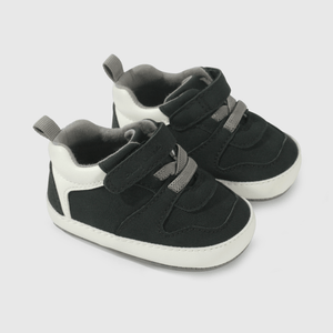 Zapatilla negra para guagua, estilo y comodidad