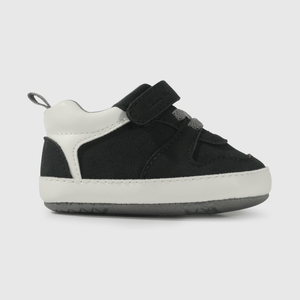 Zapatilla negra para guagua, estilo y comodidad