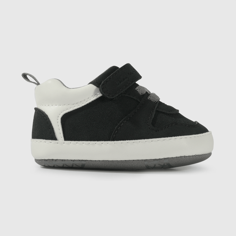Zapatilla negra para guagua, estilo y comodidad
