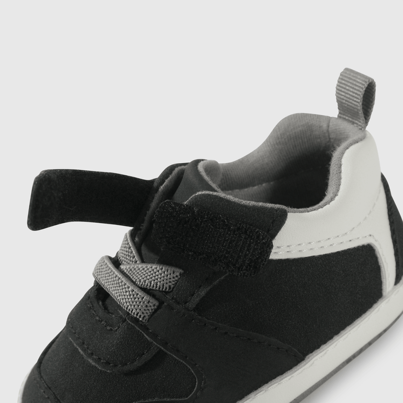 Zapatilla negra para guagua, estilo y comodidad