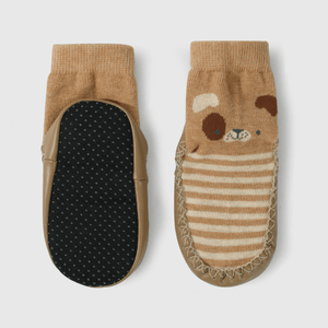 Calcetines verdes con autos para niños en crecimiento