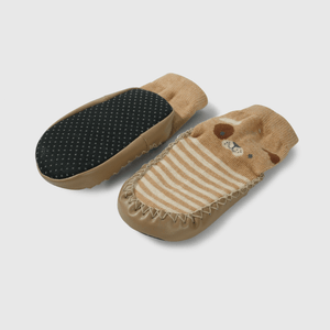 Calcetines verdes con autos para niños en crecimiento