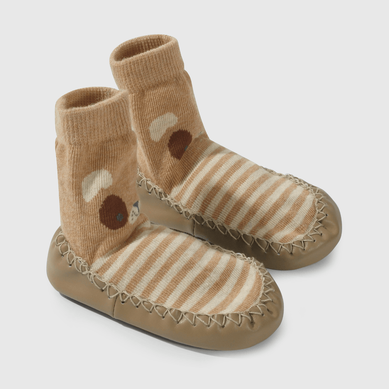 Calcetines verdes con autos para niños en crecimiento