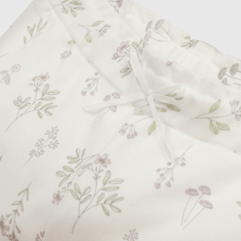 Conjunto blanco con flores para guagua, comodidad y estilo