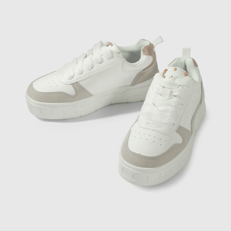 Zapatilla blanca para niña, estilo y comodidad en cada paso