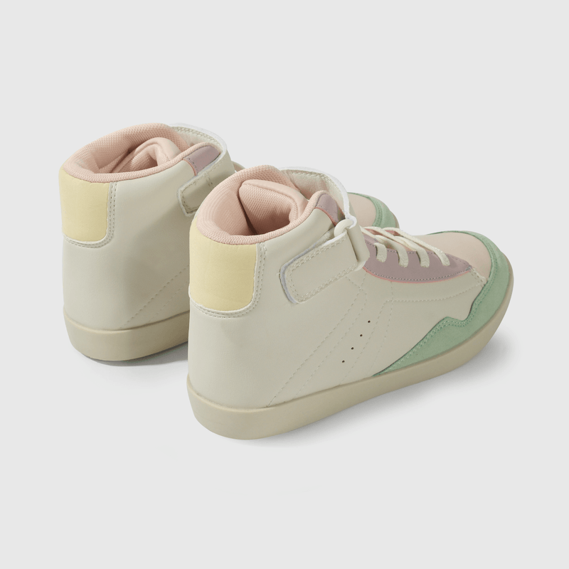 Zapatilla urbana blanca para niña, estilo y comodidad