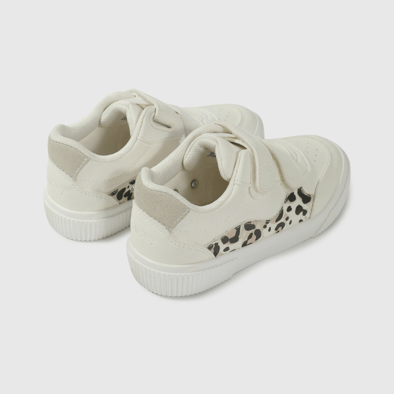 Zapatilla blanca para niña, comodidad y estilo