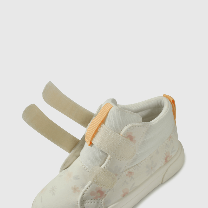 Zapatilla blanca para niña, comodidad y estilo en cada paso