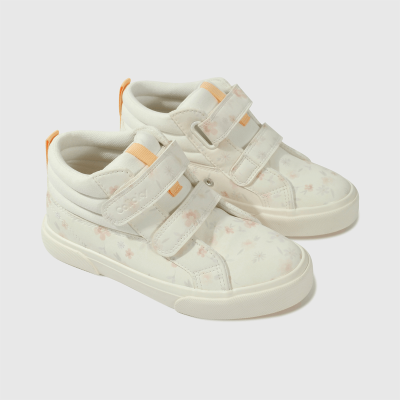 Zapatilla blanca para niña, estilo y comodidad