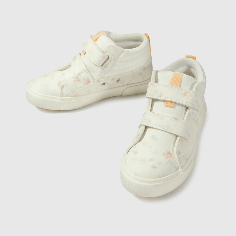 Zapatilla blanca para niña, estilo y comodidad