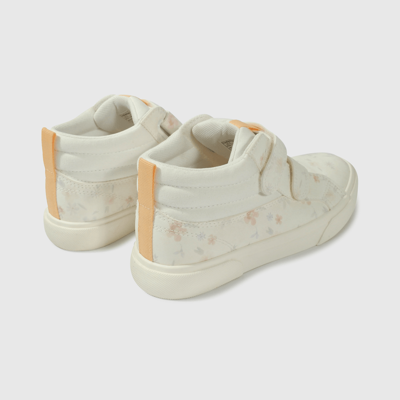 Zapatilla blanca para niña, estilo y comodidad