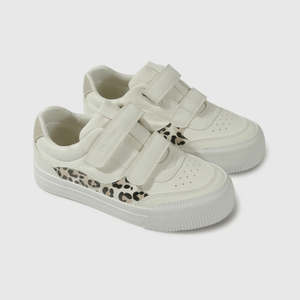 Zapatilla blanca para niña, estilo y comodidad