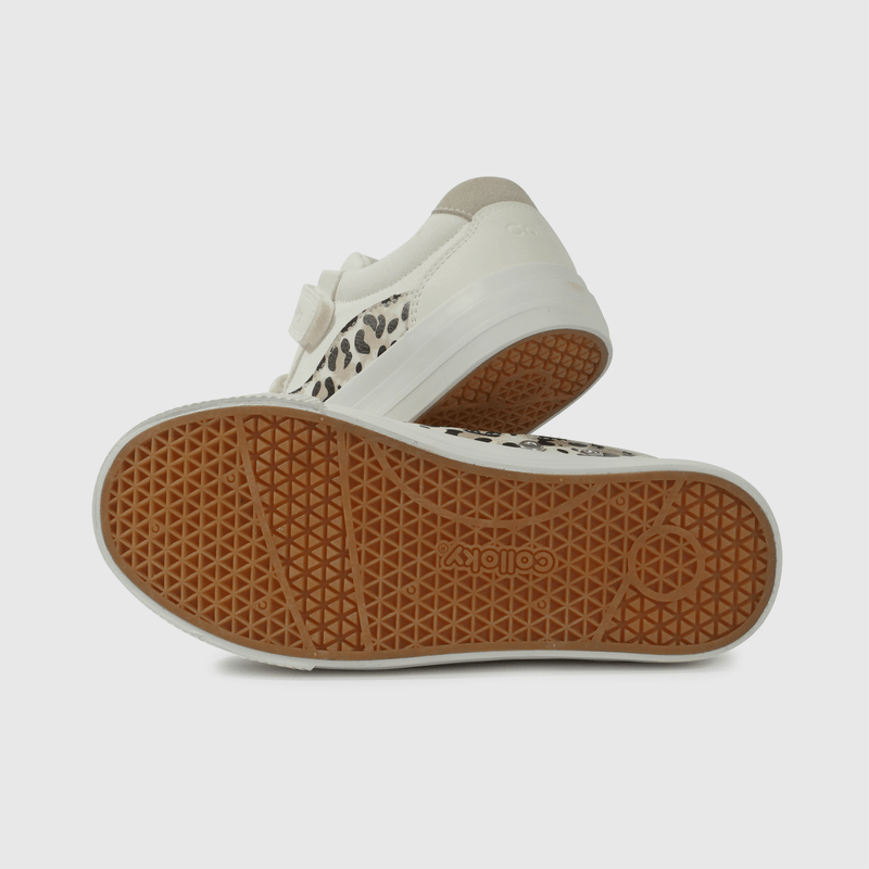 Zapatilla blanca para niña, estilo y comodidad