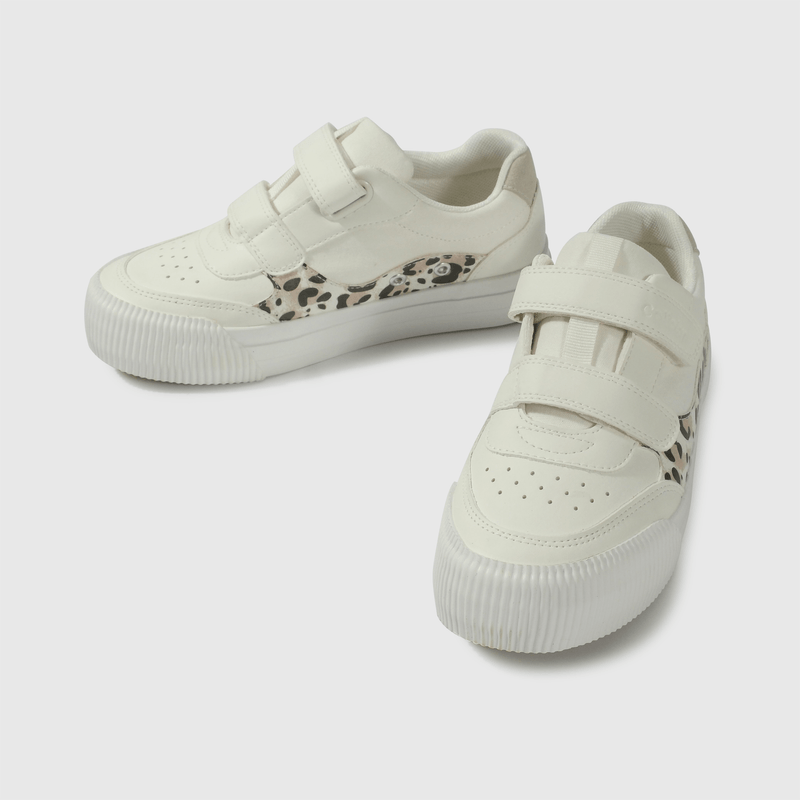 Zapatilla blanca para niña, estilo y comodidad