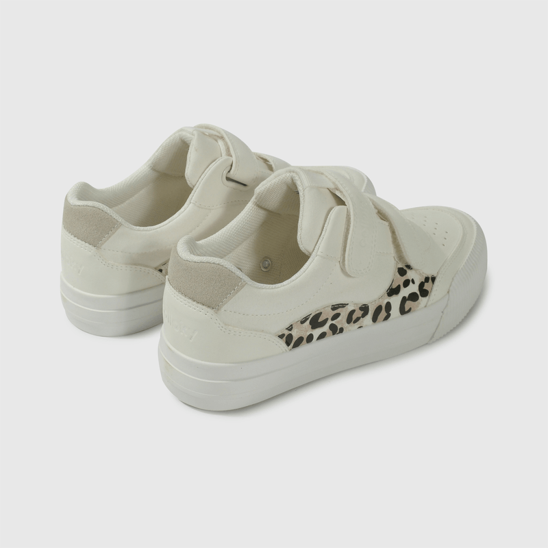 Zapatilla blanca para niña, estilo y comodidad