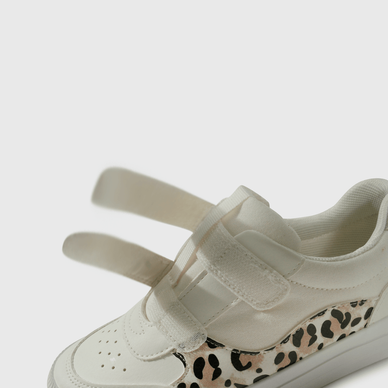Zapatilla blanca para niña, estilo y comodidad