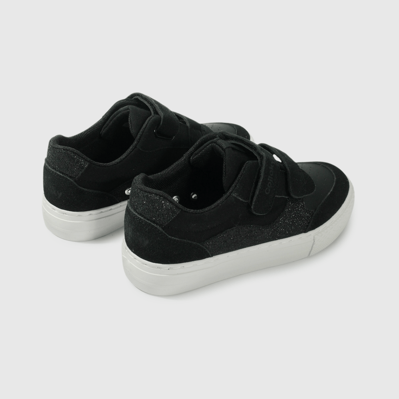 Zapatilla negra para niña, estilo y comodidad