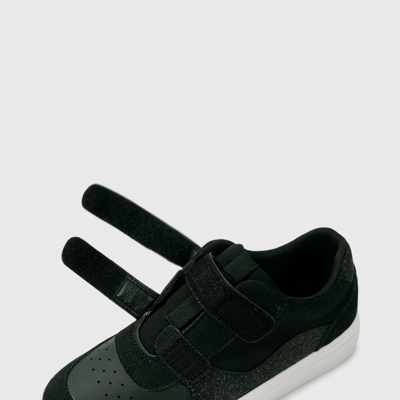 Zapatilla negra para niña, estilo y comodidad