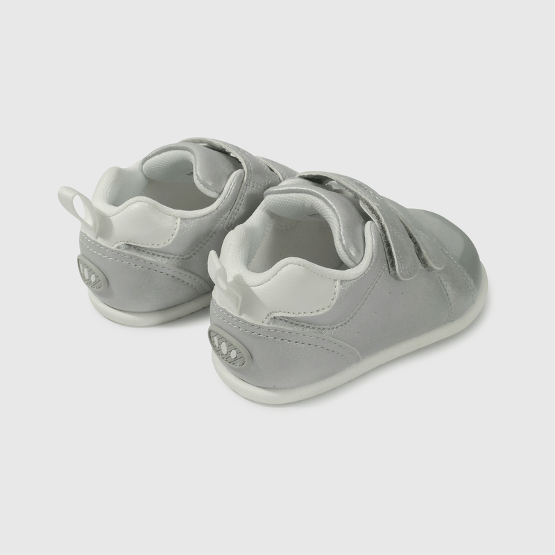 Zapatilla Lifestyle Plateada de Niña