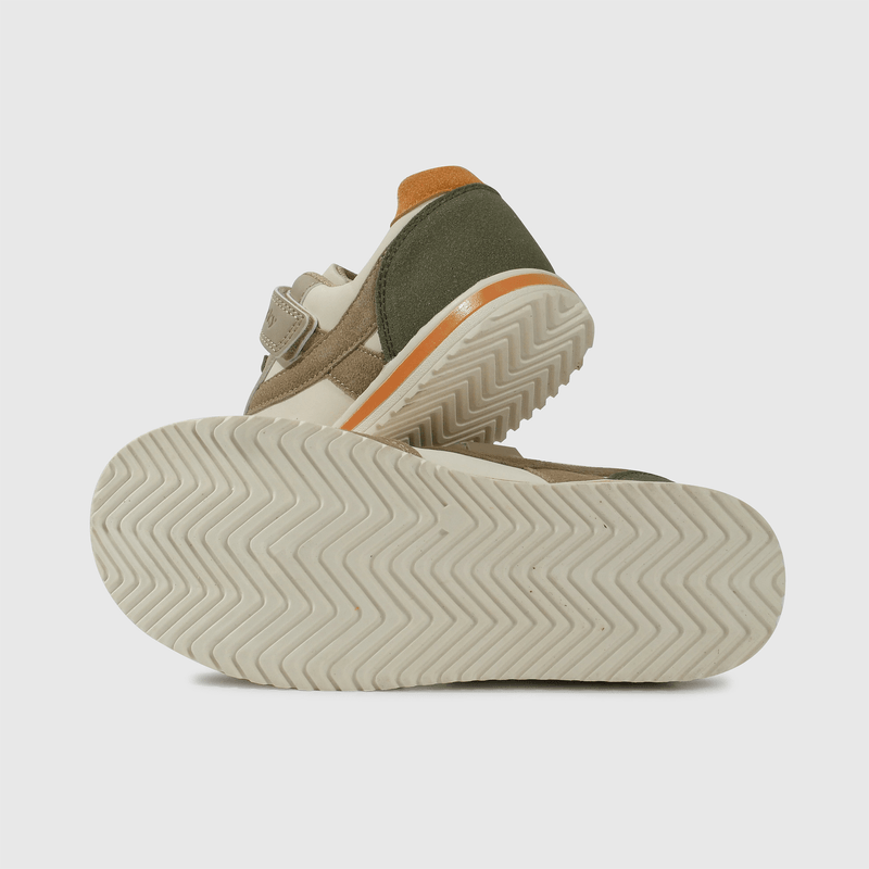 Zapatilla colorida y cómoda para niños en crecimiento