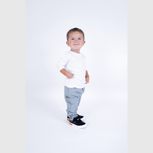 Zapatilla negra para niño, comodidad y estilo