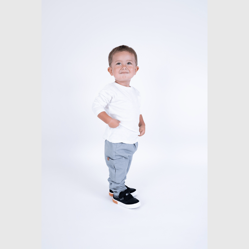 Zapatilla negra para niño, comodidad y estilo