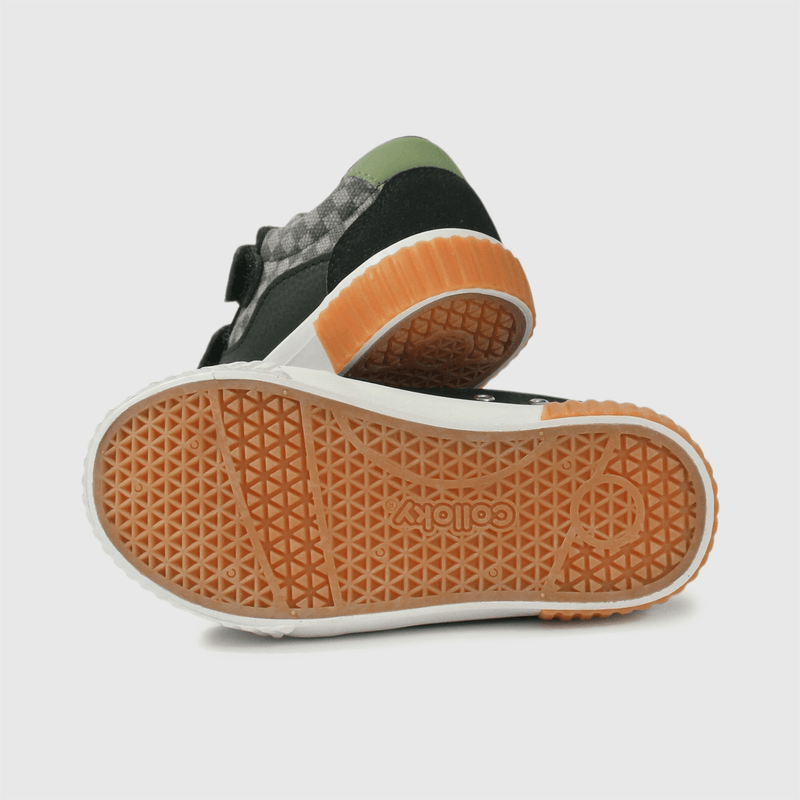 Zapatilla negra para niño, comodidad y estilo