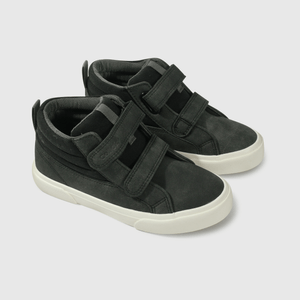Zapatilla negra para niños, estilo y comodidad