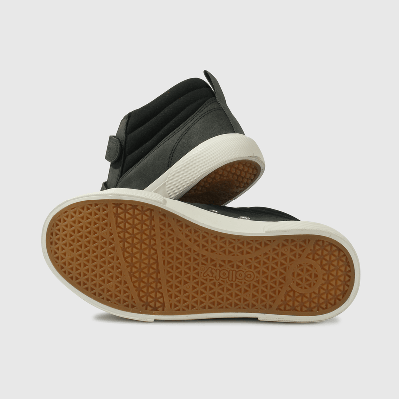 Zapatilla negra para niños, estilo y comodidad