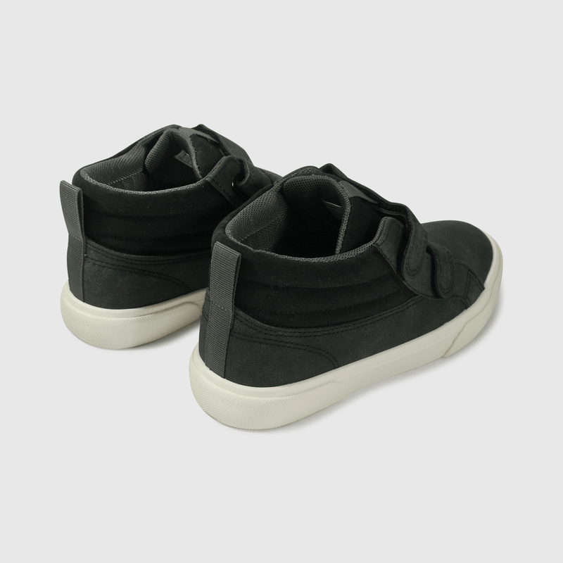 Zapatilla negra para niños, estilo y comodidad