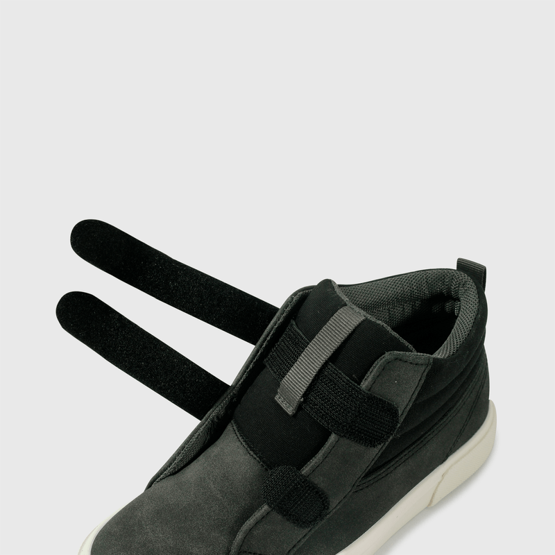 Zapatilla negra para niños, estilo y comodidad