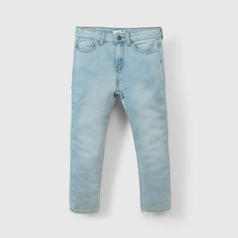 Jeans celestes para niños, comodidad y estilo