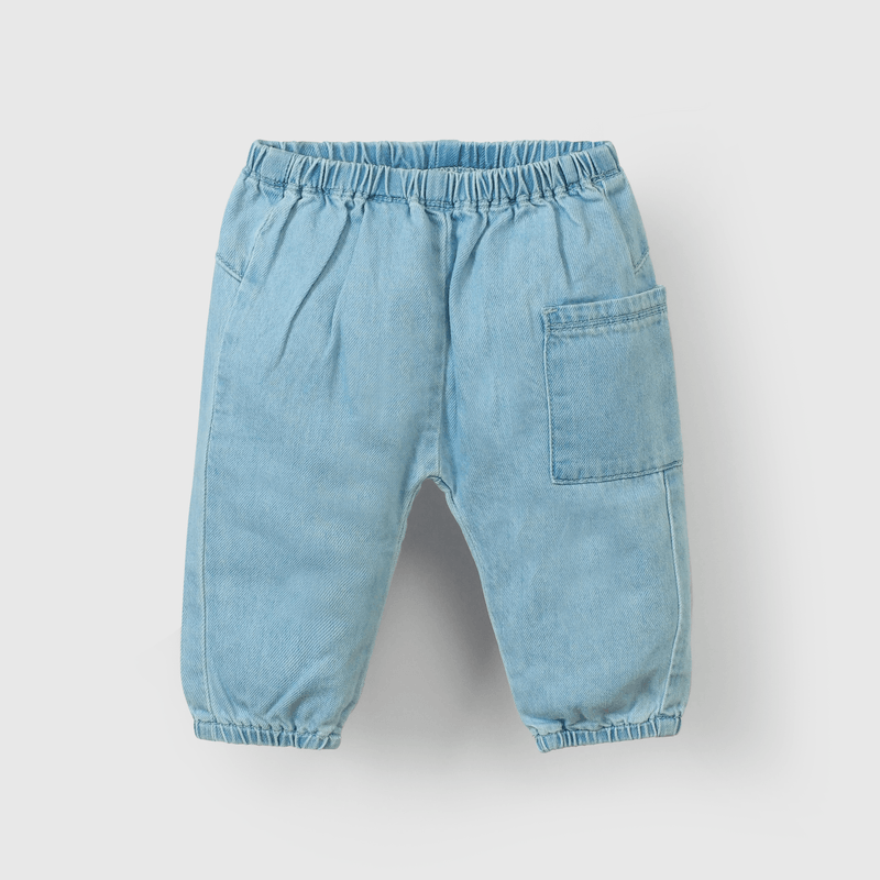 Pantalones de mezclilla bebé celeste, estilo y comodidad