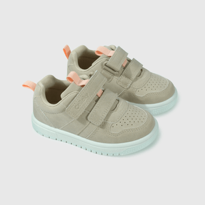 Zapatilla beige para niña, perfecta para caminantes