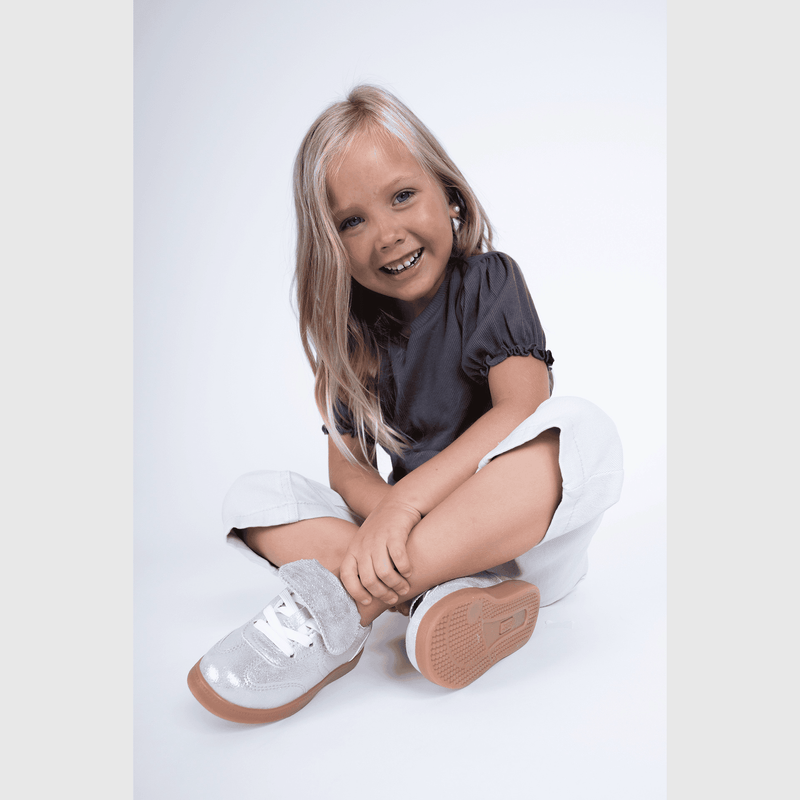 Zapatilla Lifestyle Plateada de Niña