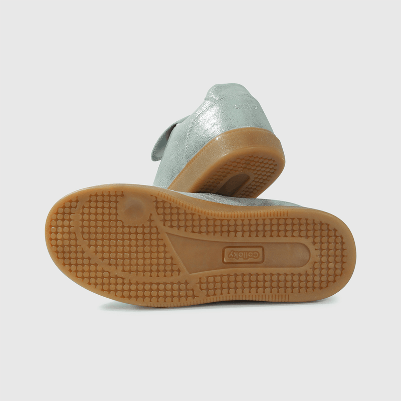Zapatilla Kids plateada para brillar con confianza