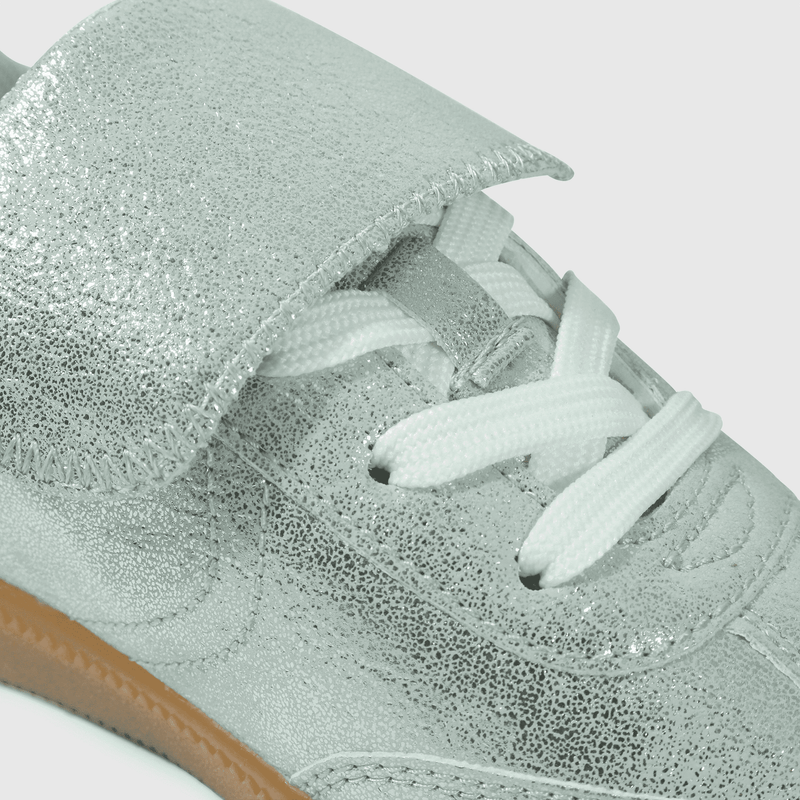 Zapatilla Kids plateada para brillar con confianza