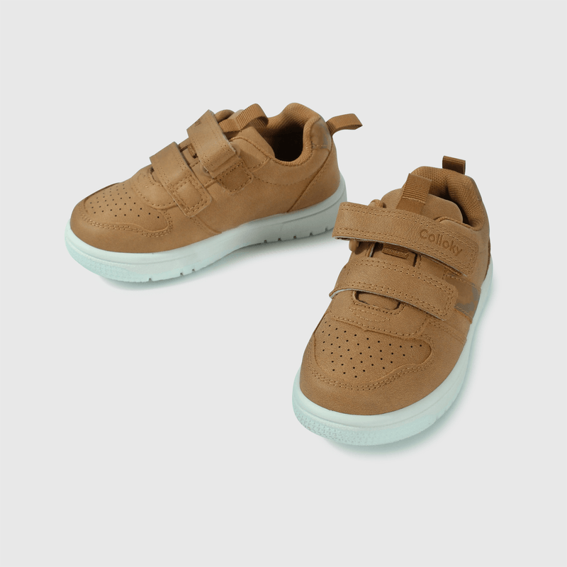 Zapatilla café para niño, comodidad y estilo