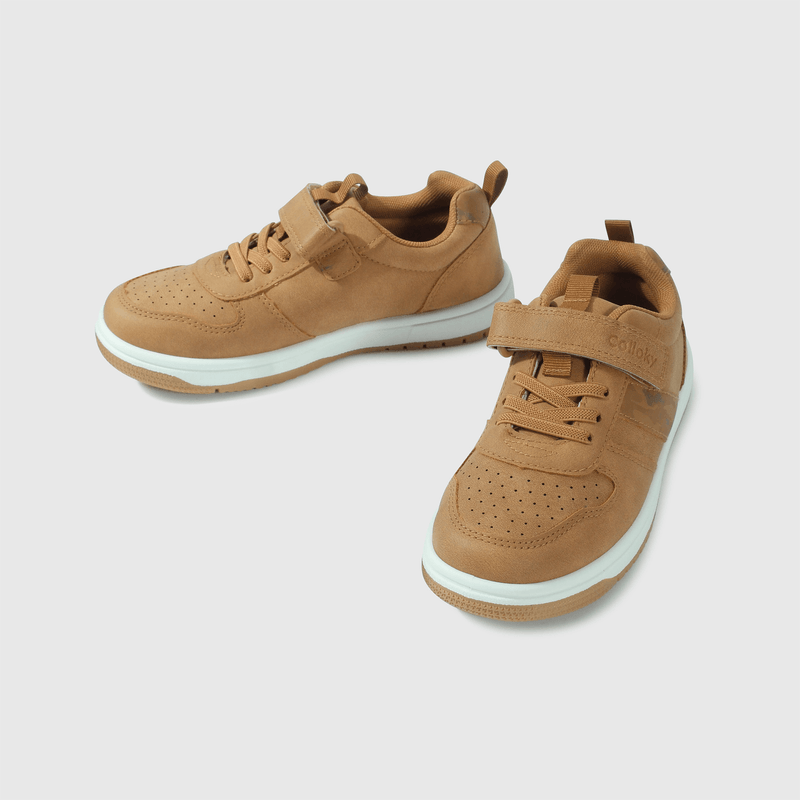 Zapatillas café para niños, comodidad y estilo