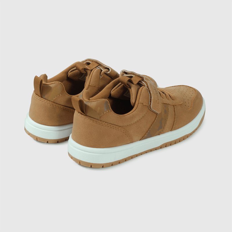 Zapatillas café para niños, comodidad y estilo