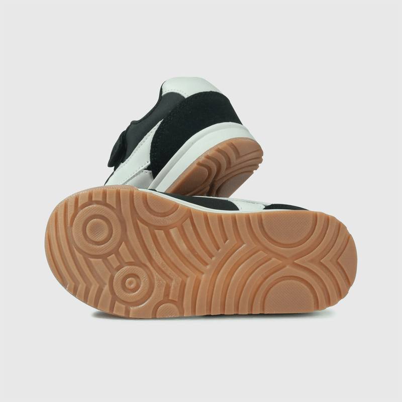 Zapatilla negra para niño, comodidad y estilo
