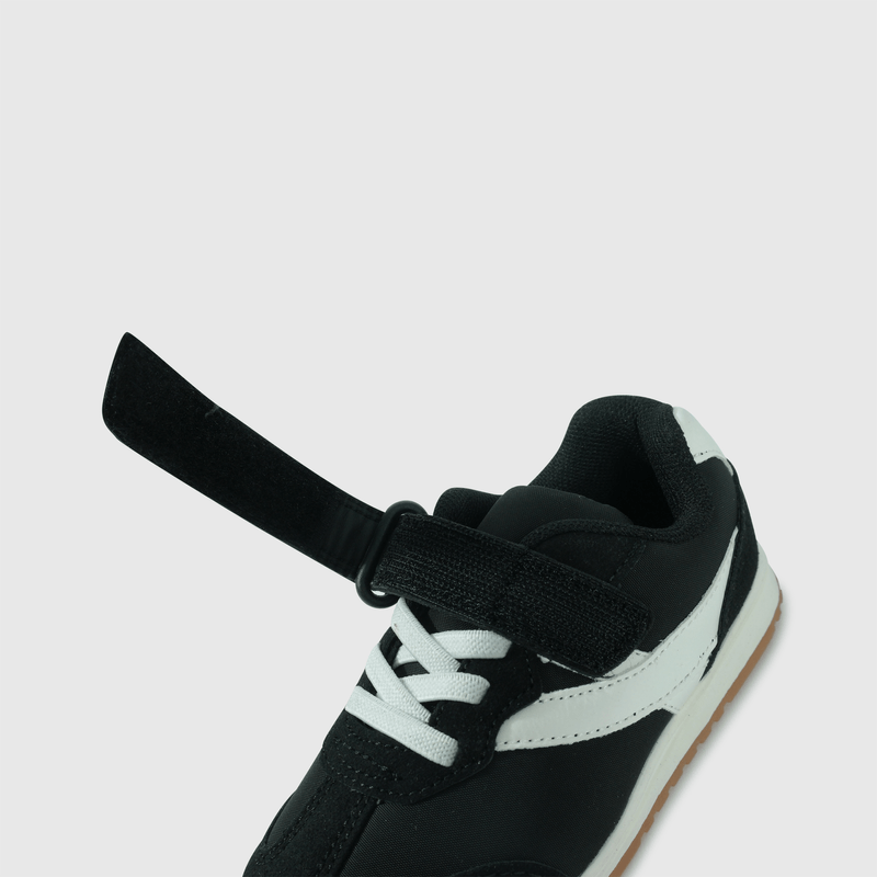 Zapatilla negra para niño, comodidad y estilo