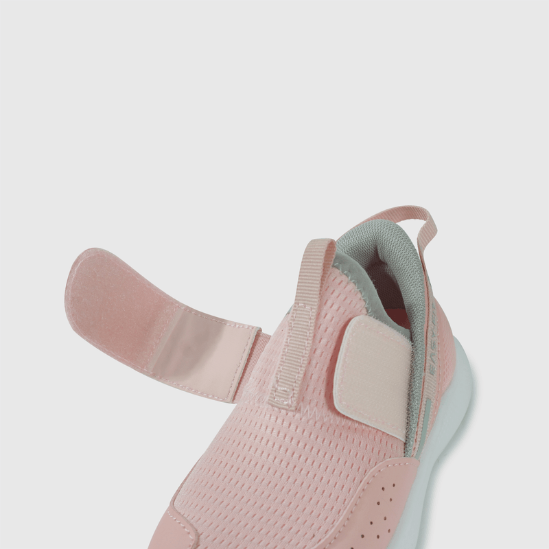 Zapatilla rosada para niña, ideal para caminantes